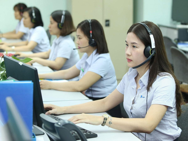 nhân viên VNPT trực tổng đài